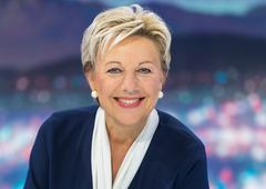 Rosvita Pesek delila utrinke z jesenskega oddiha, oboževalci hitro opazili: tam ni bila sama in tega sploh ne skriva (FOTO)