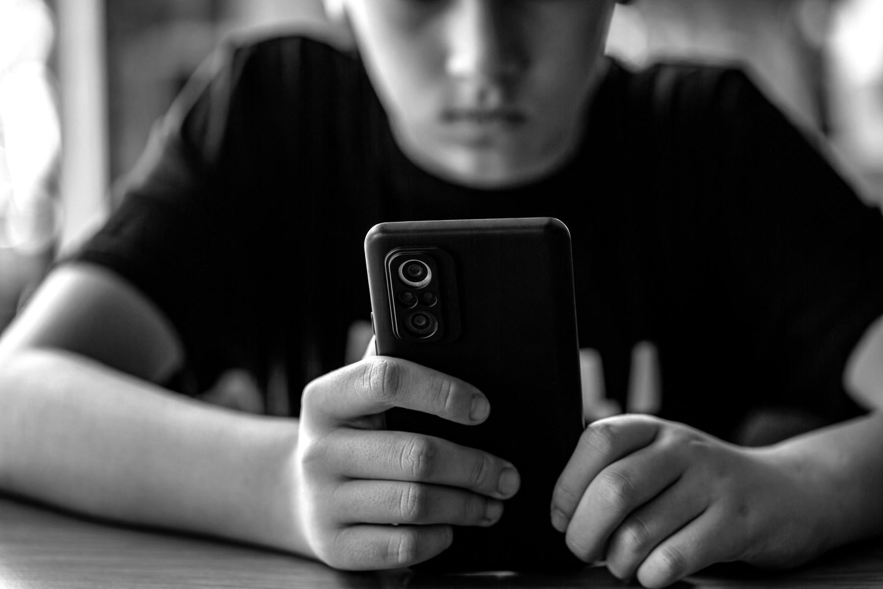 Socialni psiholog o tesnobni generaciji: "Te otroke smo prikrajšali za igro in pravo otroštvo"