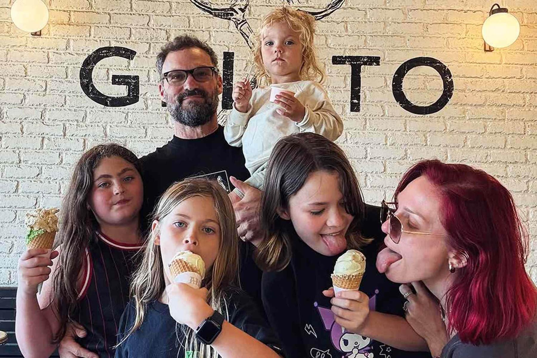 "Moj sin je gej in ne bojim se več neznanega": Slavni igralec ima še tri sinove in vsi nosijo obleke