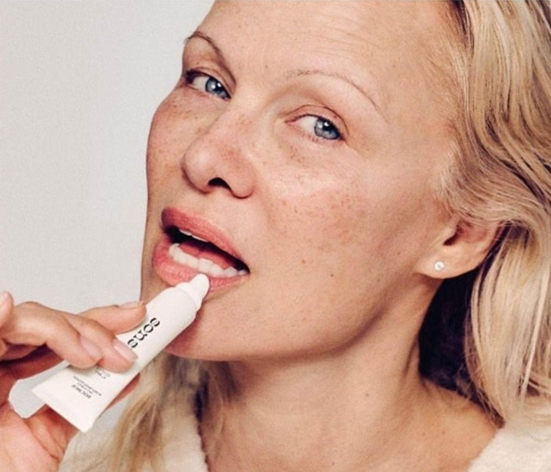 Pamela Anderson: "Če lahko moški hodijo naokoli brez ličil, lahko tudi jaz"