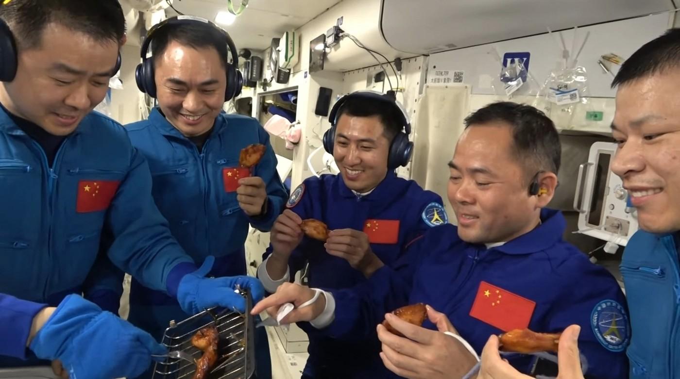 astronavti, vesolje, ujeti